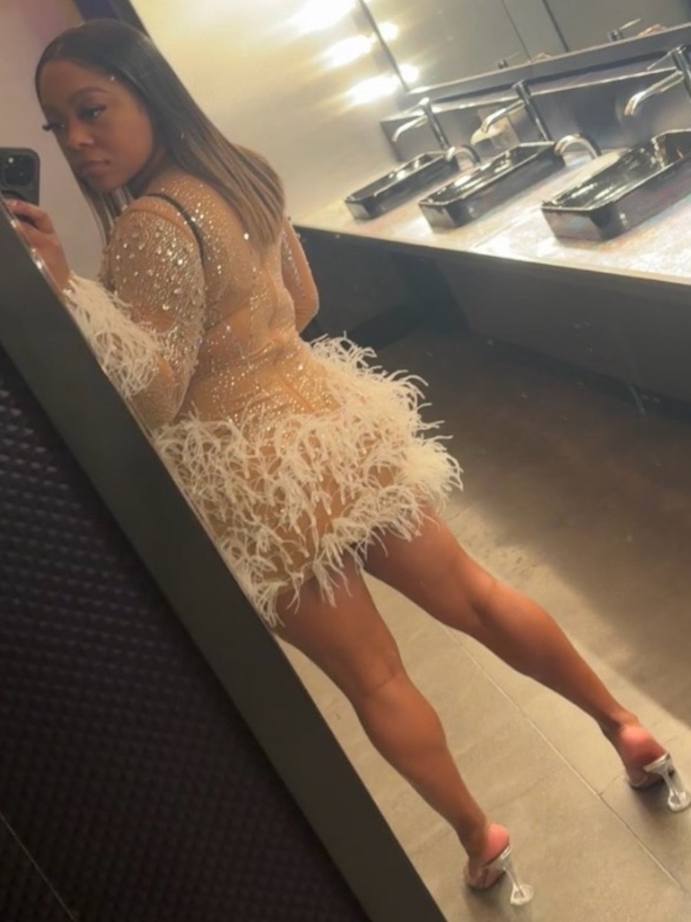 Simone - Picture 1 of 2